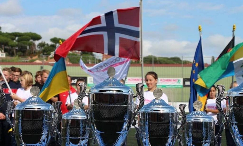 Foto der Siegerehrung beim Sant Vicenç Fußballturnier mit Pokalen und Nationalflaggen