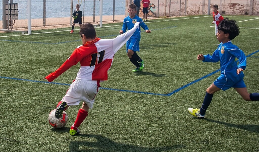 Çocuklar Copa Sant Vicenç turnuvasında futbol oynuyor.