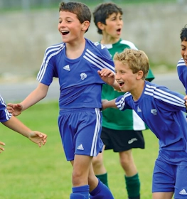 トロフェオ・マルグラテンセ大会でゴールを祝う若いサッカー選手たち