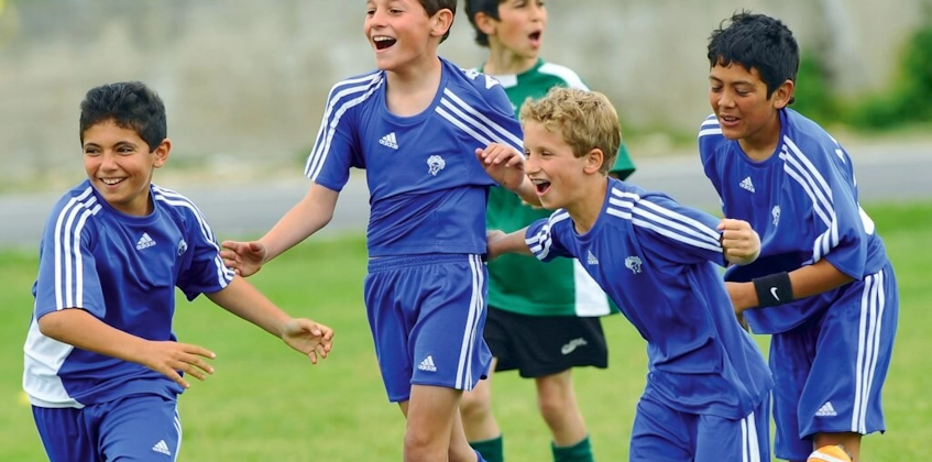 Młodzi piłkarze świętujący gola na turnieju Trofeo Malgratense