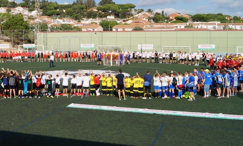 Trofeo Malgratenseの屋外サッカー大会に集まる青少年チーム