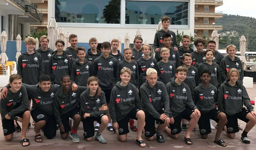 Юношеская футбольная команда позирует для группового фото на турнире Trofeo Malgratense.