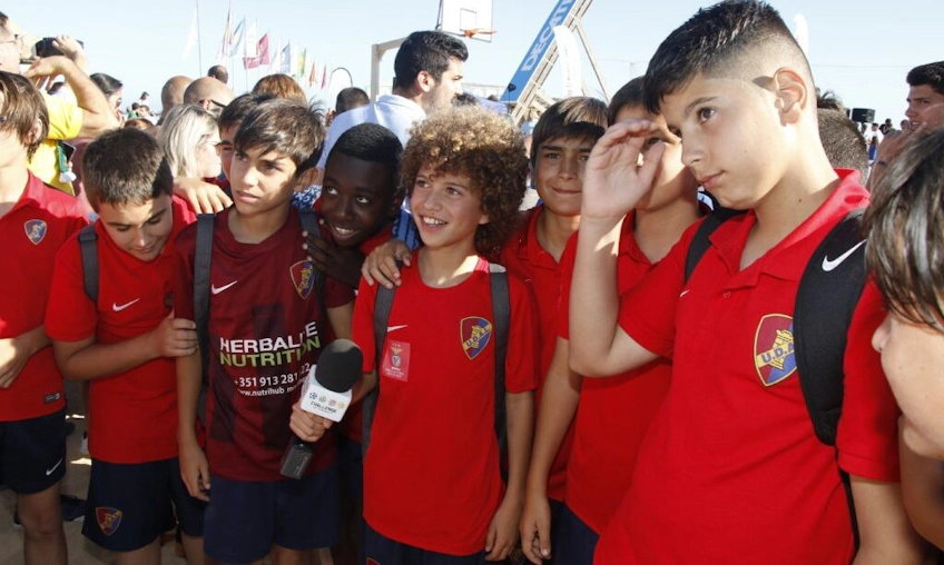 Tineri fotbaliști în echipament roșu la turneul Challenge Cup