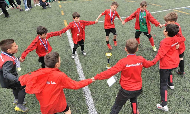 Squadra di calcio giovanile festeggia la vittoria al Loutraki Easter Soccer Cup