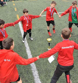 Barnfotbollslag firar vinst på Loutraki Easter Soccer Cup