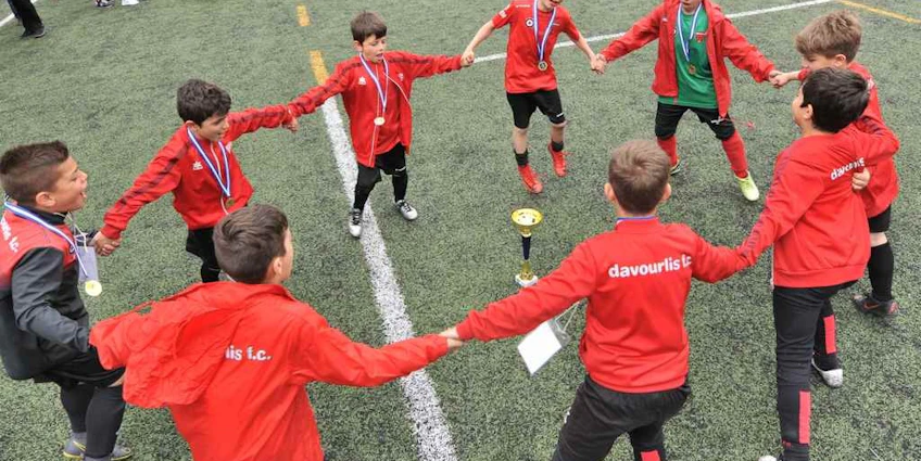 Equipe de futebol juvenil comemora vitória na Loutraki Easter Soccer Cup