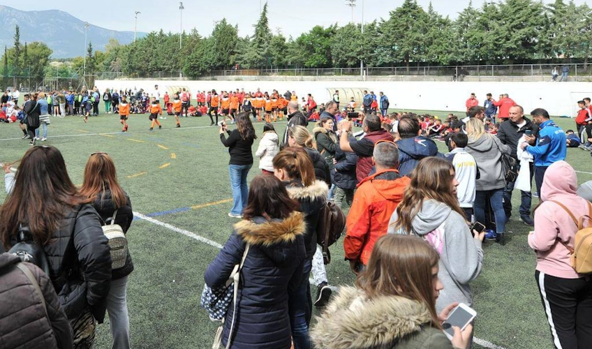 Zuschauer und Spieler beim Loutraki Easter Soccer Cup Turnier