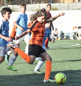 Unga fotbollsspelare på Soccer Stars Youth Festival