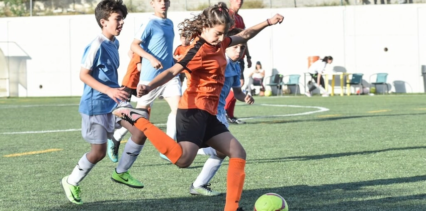 Unga fotbollsspelare på Soccer Stars Youth Festival