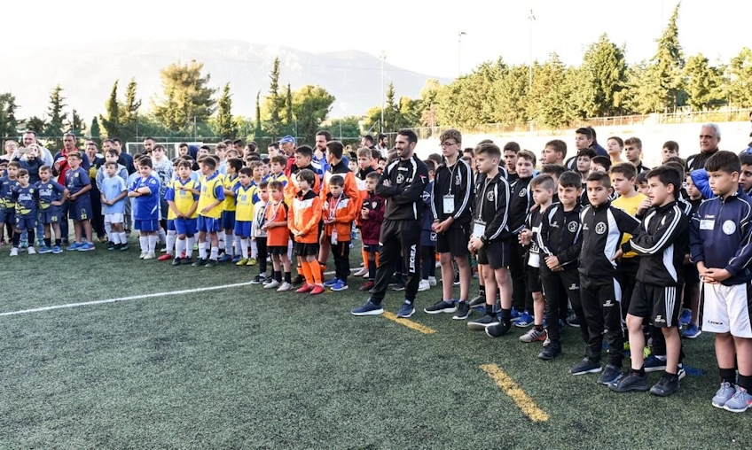 Jeugdvoetballers bij de prijsuitreiking van Soccer Stars Youth Festival