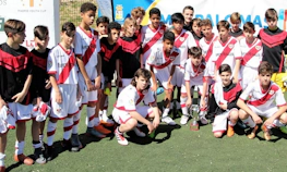 Jeugdvoetbalteams tijdens de prijsuitreiking van de Madrid Youth Cup