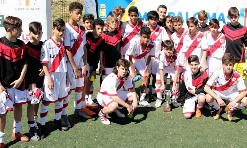 马德里青年杯颁奖典礼上的青少年足球队