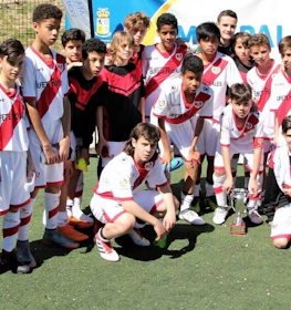 Jugendfußballmannschaften bei der Preisverleihung des Madrid Youth Cup