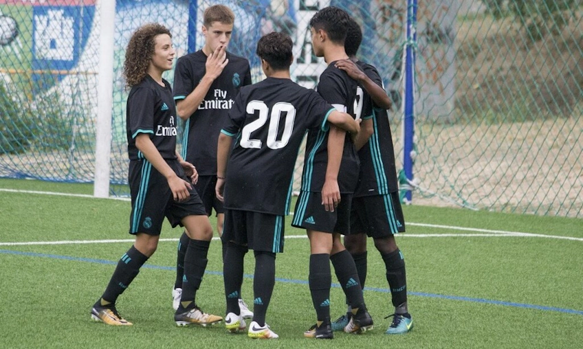 마드리드 유스 컵에서 경기를 논의하는 젊은 축구 선수들