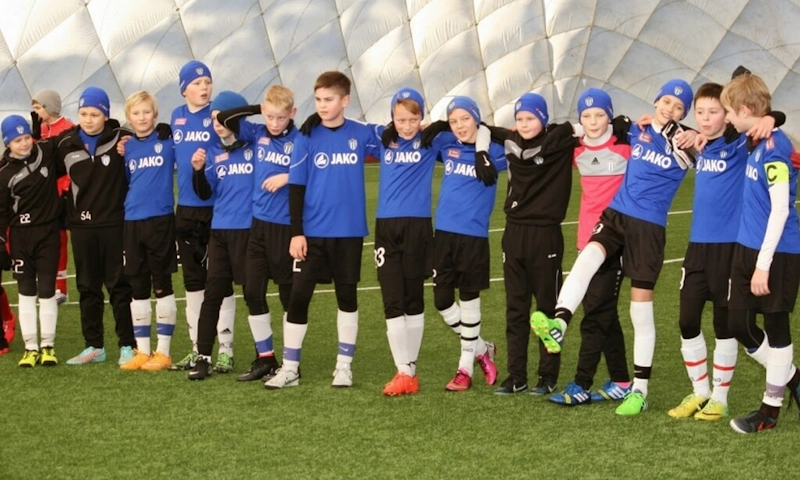 Nuoret jalkapelaajat ennen peliä Nõmmen cup-turnauksessa Virossa