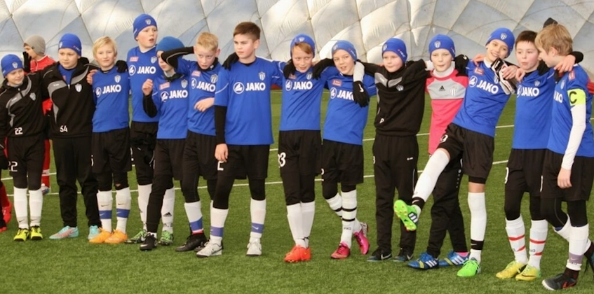 Jovens futebolistas antes de um jogo no torneio da Taça Nõmme na Estônia