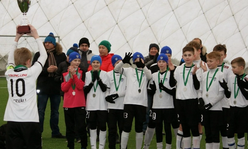 Equipe de futebol juvenil com medalhas no torneio Nõmme Cup