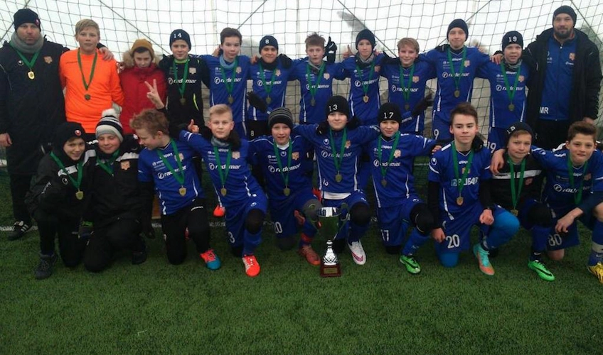 Equipe de futebol juvenil com troféu no torneio Nõmme Cup
