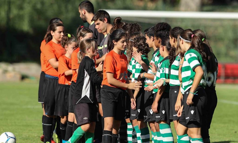 Unga fotbollslag hälsar på varandra före match i Lissabon ungdomscup