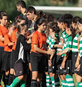 Jugendfußballmannschaften begrüßen sich vor einem Spiel beim Lissabon Cup