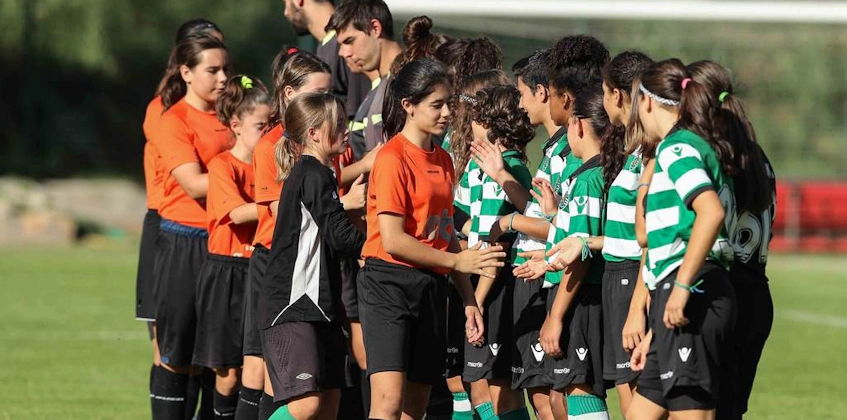 Equipes de futebol juvenil cumprimentando-se antes de uma partida na Copa de Lisboa