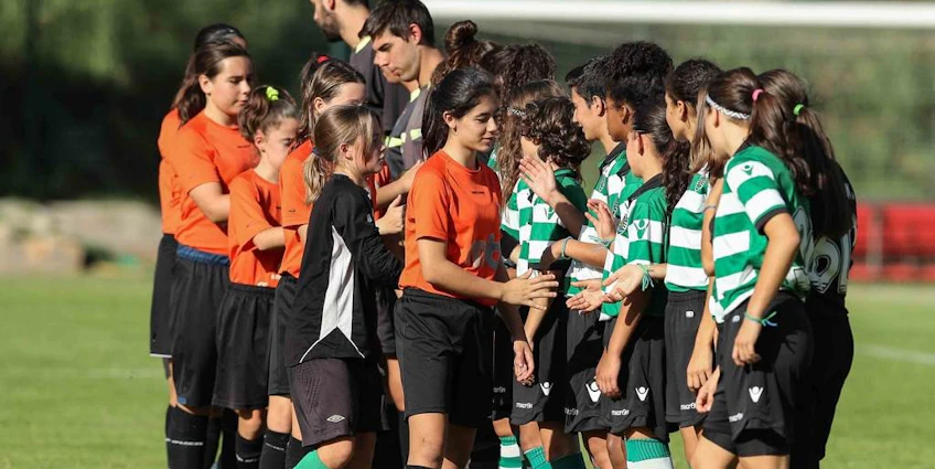 Ungdomsfotballag hilser på hverandre før kamp i Lisboa Youth Cup
