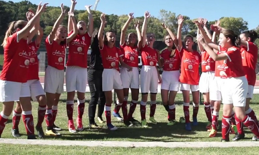 Женская футбольная команда празднует победу на турнире в Лиссабоне