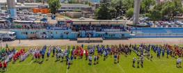 मैदान पर टीमों के साथ Crikvenica Cup फुटबॉल टूर्नामेंट का उद्घाटन समारोह