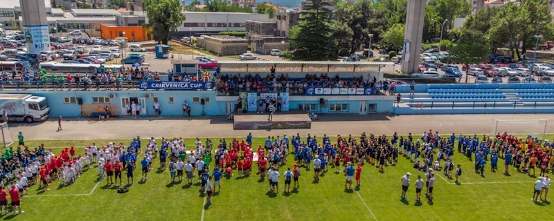 Cerimônia de abertura do torneio de futebol Crikvenica Cup com equipes em campo
