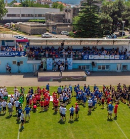 Åpningsseremoni for Crikvenica Cup fotballturnering med lag på banen