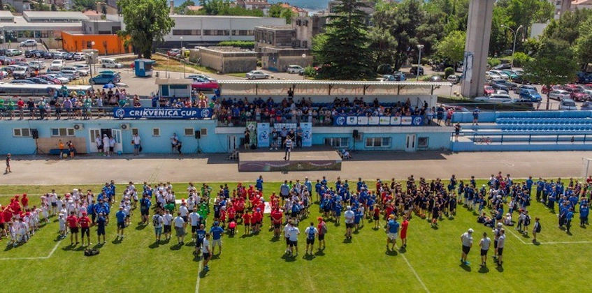 フィールドにチームがいるCrikvenica Cupサッカー大会の開会式