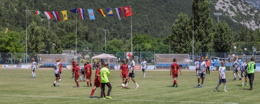 Equipes de futebol juvenil jogando no torneio Crikvenica Cup
