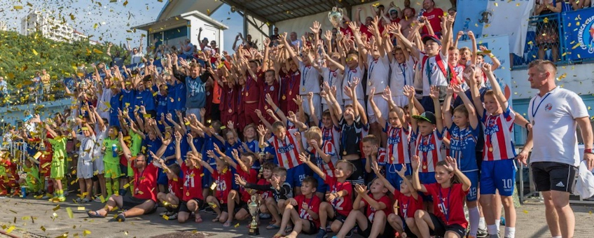Unga fotbollsspelare och tränare firar seger på fotbollsturnering