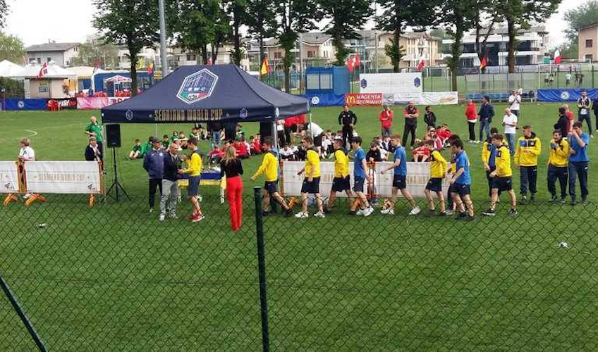 Παιδικές ποδοσφαιρικές ομάδες χειραψία στο τουρνουά SWCUP