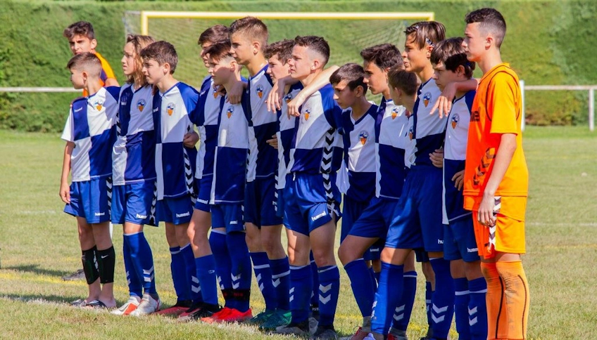 Equipo juvenil de fútbol en el torneo de la Copa Pirineos