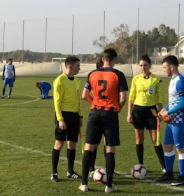 Calciatori e arbitro prima dell'inizio di una partita alla Coppa di Antalya