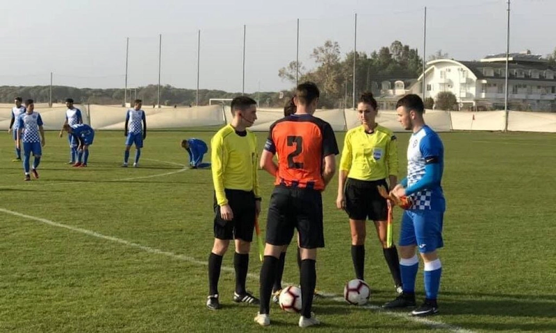 اللاعبون والحكم قبل بداية مباراة في كأس أنطاليا