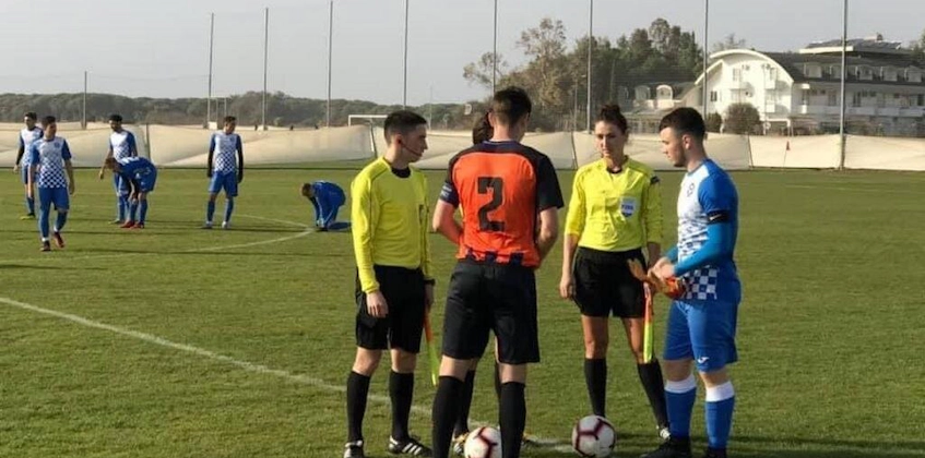 Spillere og dommer før starten på en kamp ved Antalya Cup