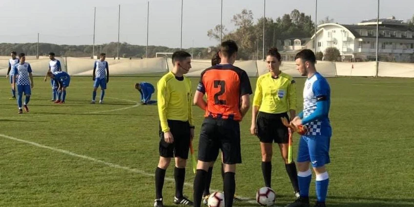 Calciatori e arbitro prima dell'inizio di una partita alla Coppa di Antalya