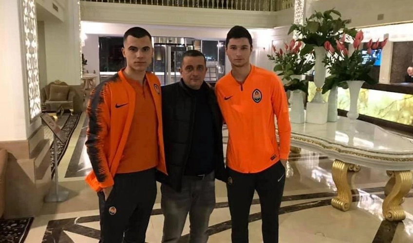 Três indivíduos com roupa esportiva no torneio de futebol Antalya Cup