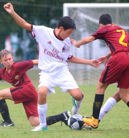 年轻球员在少年拉韦纳杯足球赛中争夺球权
