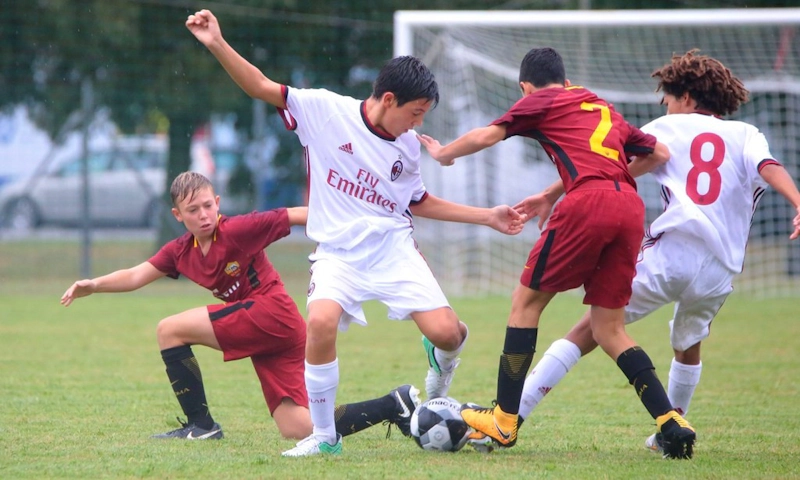 Noored jalgpallurid võitlevad palli pärast Junior Ravenna Cup'il