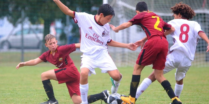 ジュニアラヴェンナカップの試合でボールを争う若い選手たち