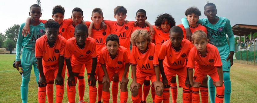 Equipe de futebol juvenil no torneio Junior Ravenna Cup