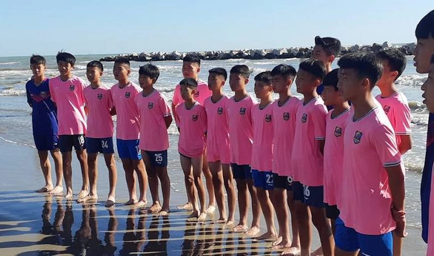 Noored jalgpallurid mere ääres Junior Ravenna Cup turniiril