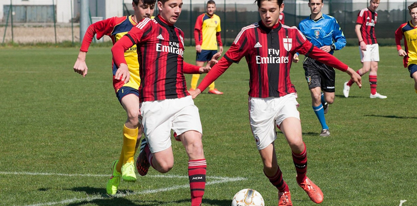 Jovens futebolistas em partida no torneio Gallini Cup