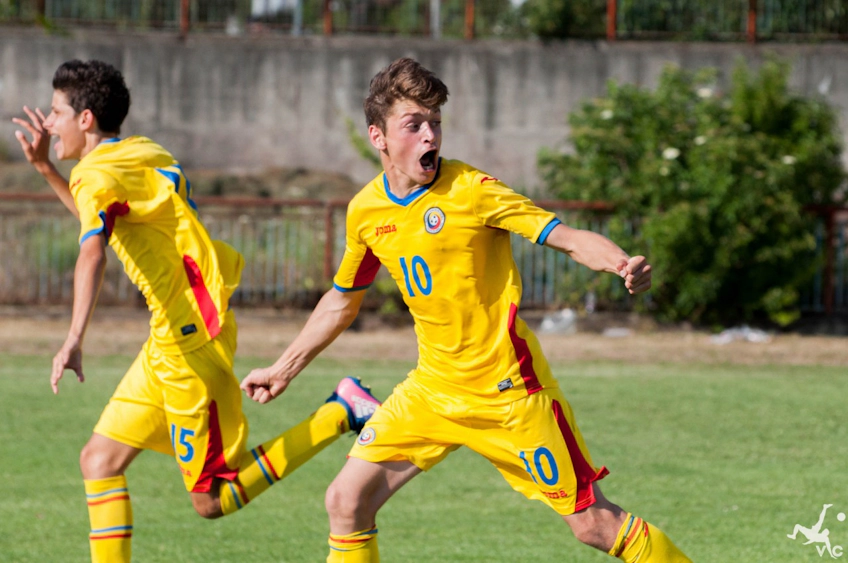 Jonge voetballer in geel speelt op Gallini Cup toernooi