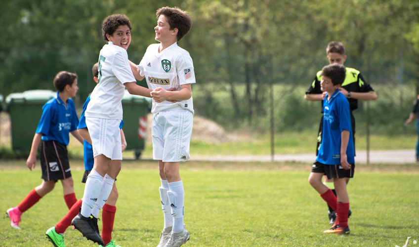 Fiatal labdarúgók ünnepelnek egy gólt a Gallini Kupa Budapesti tornán